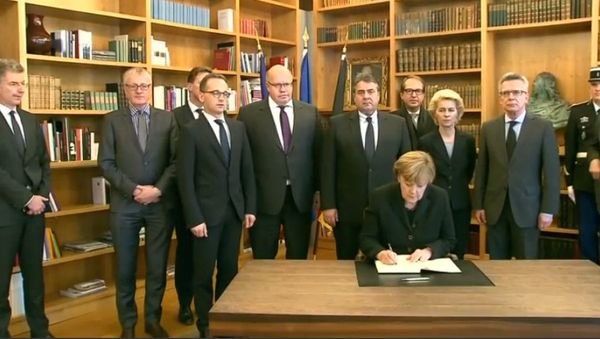 Attentat in Paris- Angela Merkel trägt sich in Kondolenzbuch ein